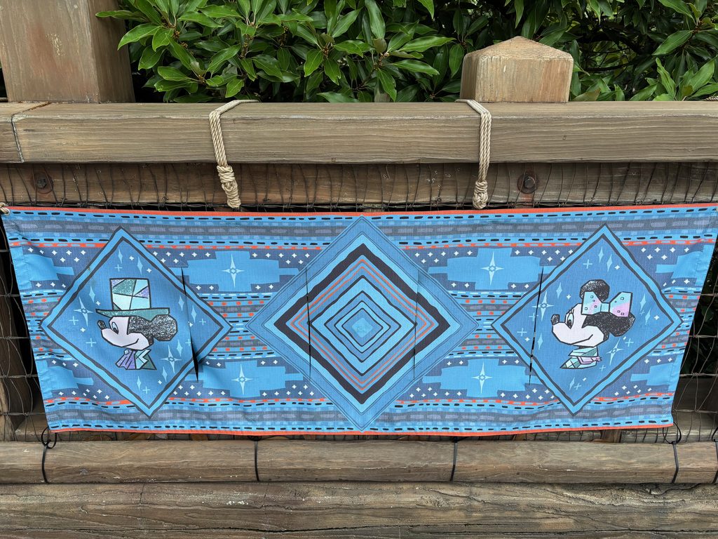 東京ディズニーシー25周年の装飾バナー。青地にミッキーとミニーが描かれたひし形の模様が並んでいる